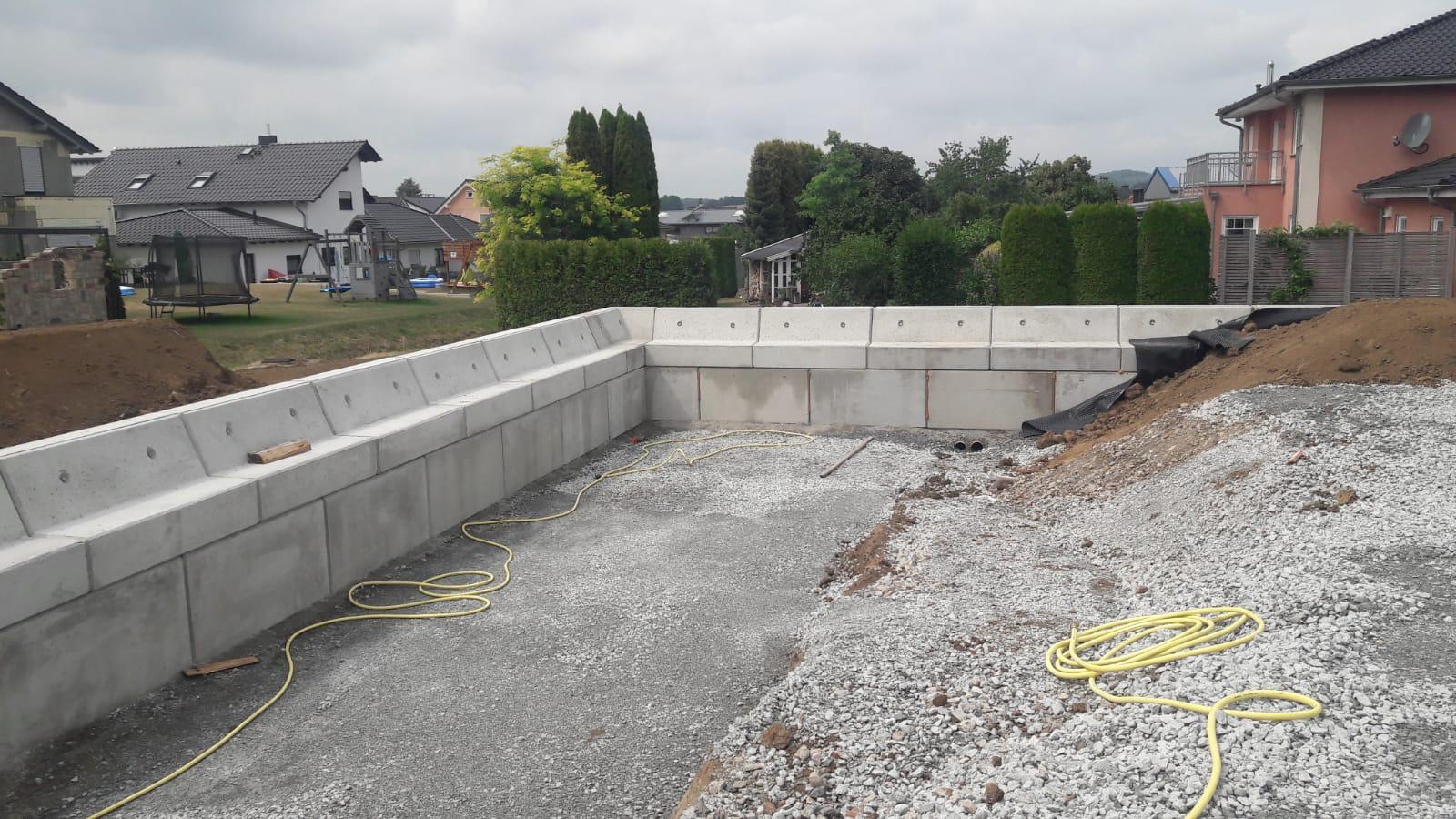 Betonsteine mit darauf platzierten Bankelementen im Garten