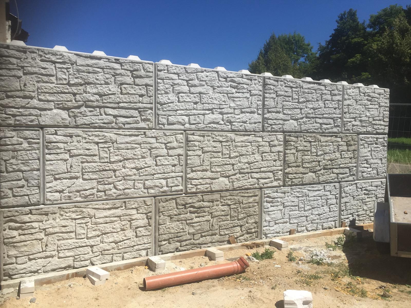 Eine Mauer aus Betonsteinen mit Musterung