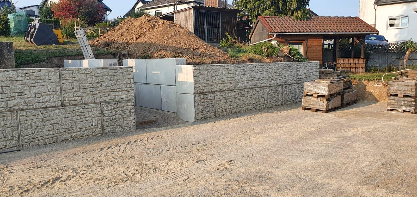 Mauer aus Betonsteinen