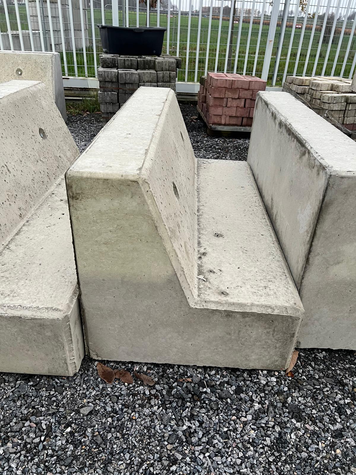 Modulare Betonelemente als Sitzbank auf einem Platz