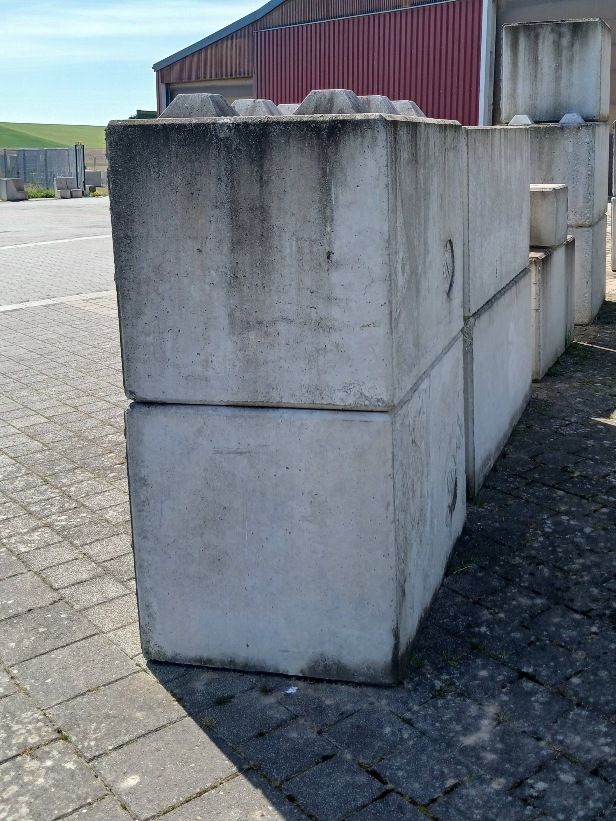 Klassischer rechteckiger Betonstein auf einer Steinfläche