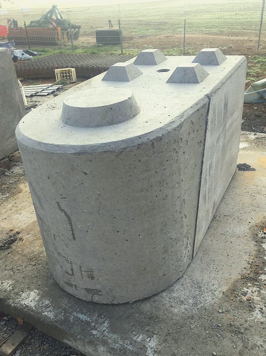 Betonsteine mit abgerundeten Ecken in Kreisform verlegt