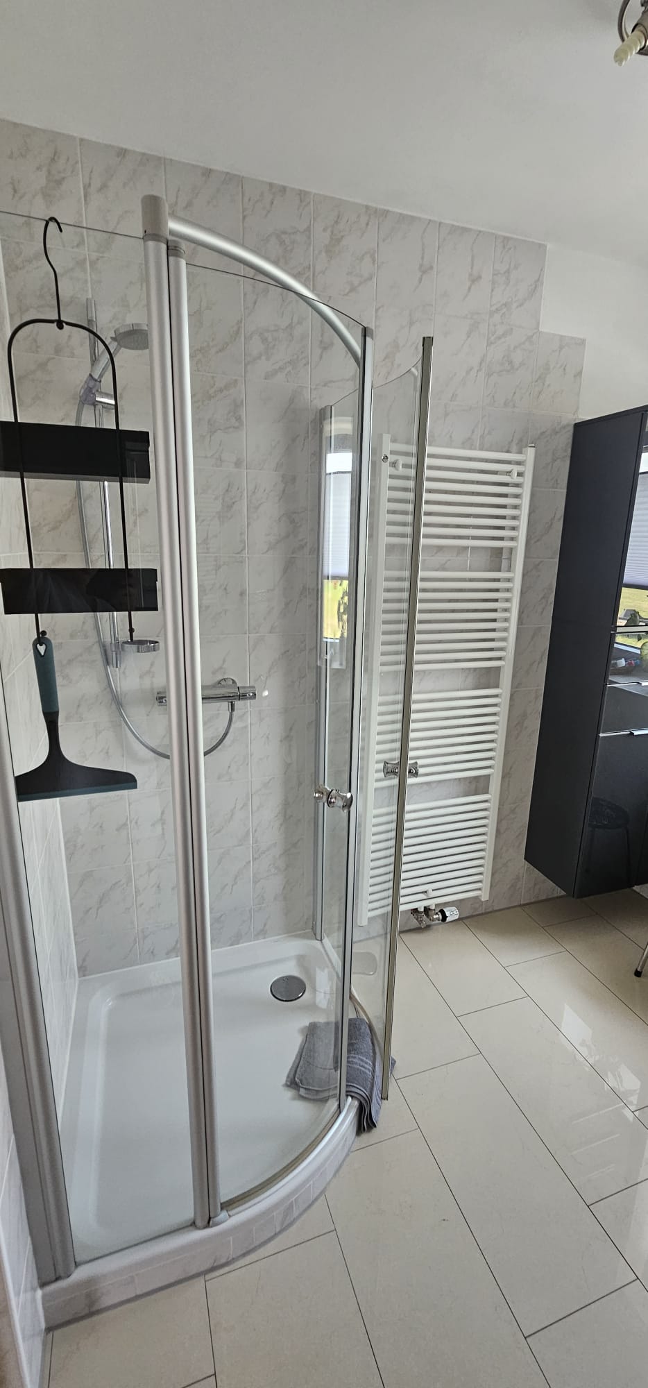 Dusche im Badezimmer der Ferienwohnung