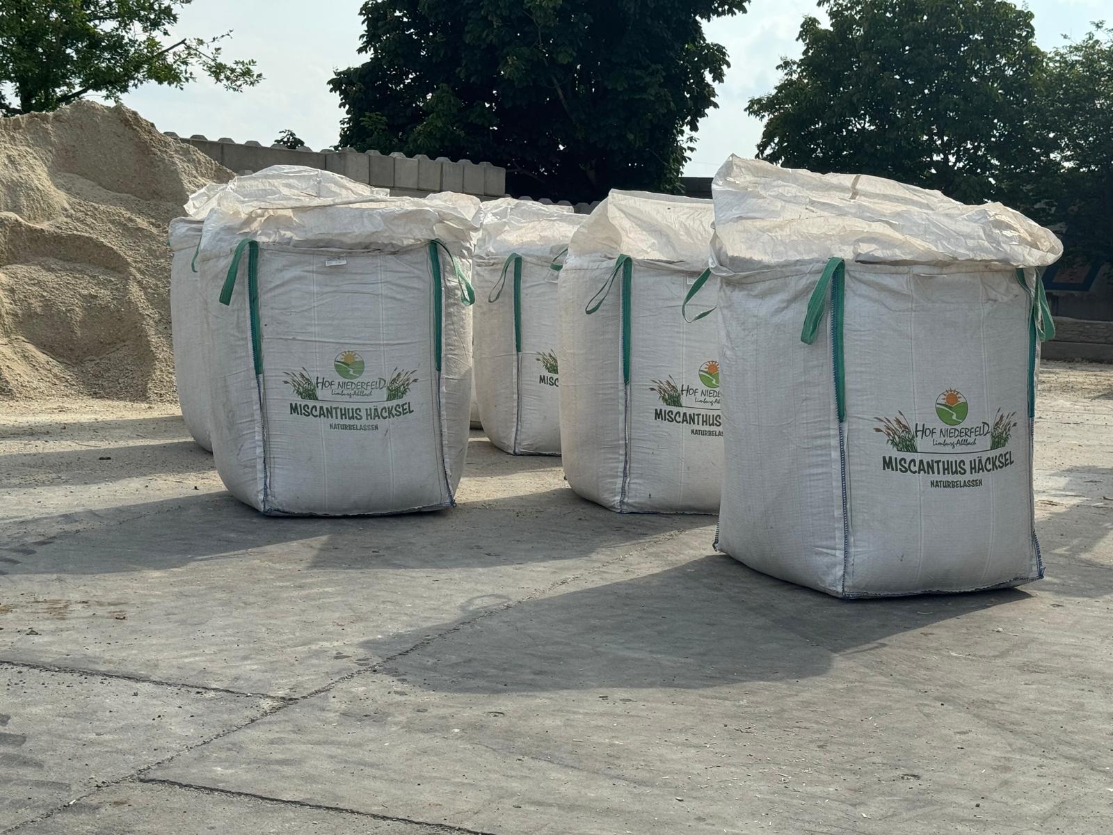 Eine Gruppe von Big Bags mit Miscanthus