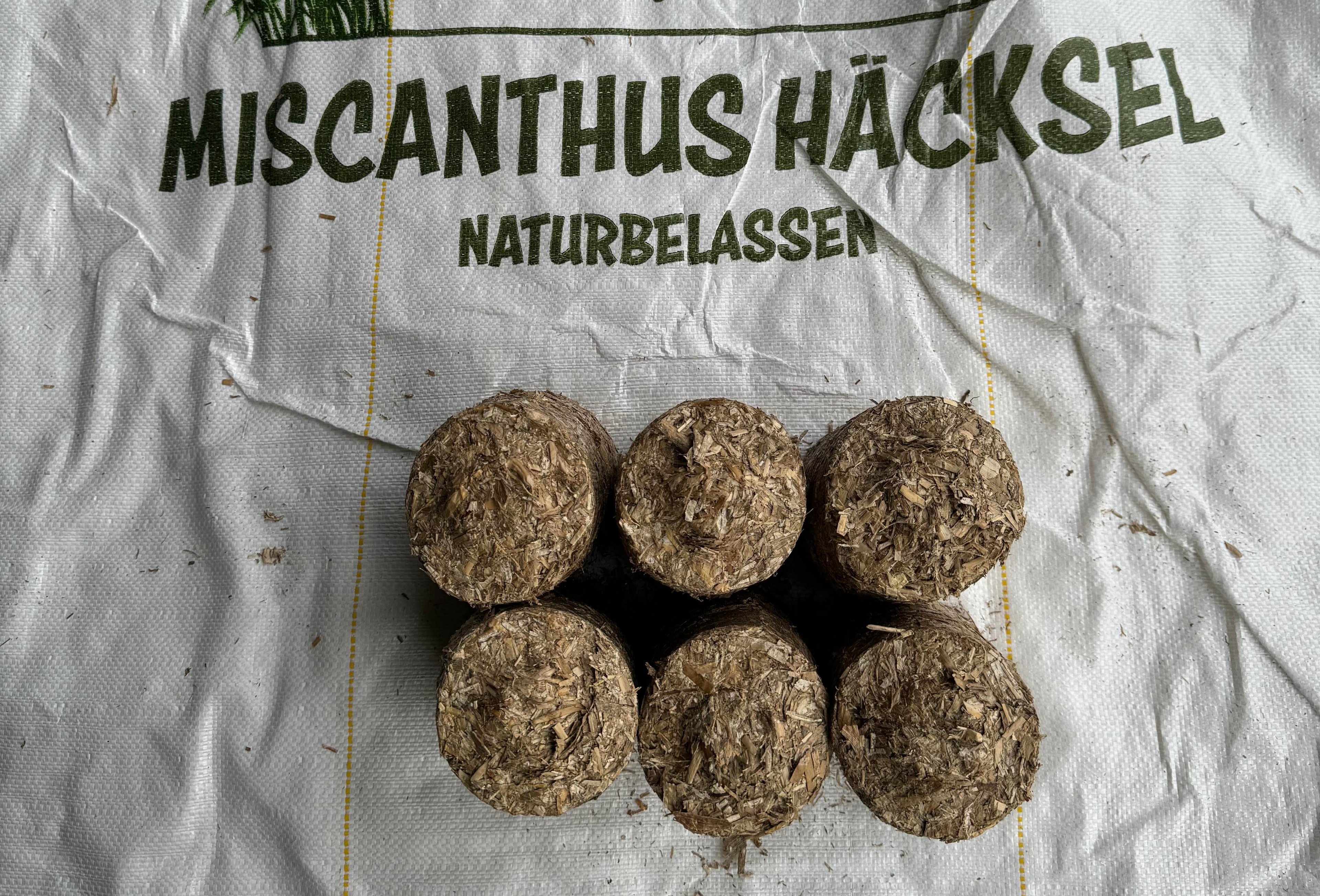Mehrere Brickets aus Miscanthus